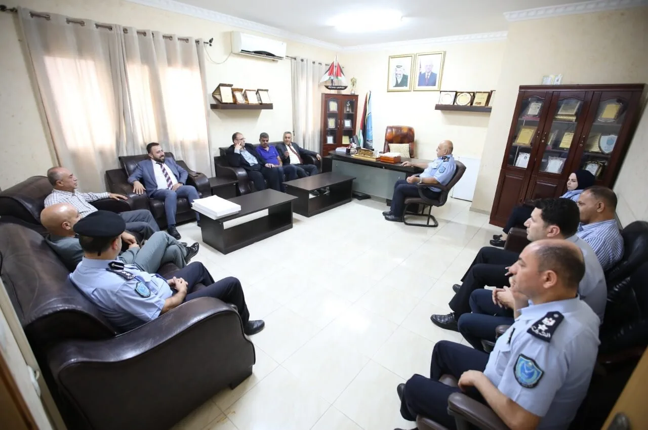 وفد من جامعة خضوري يجري زيارة لمديرية شرطة طولكرم لتعزيز الشراكة