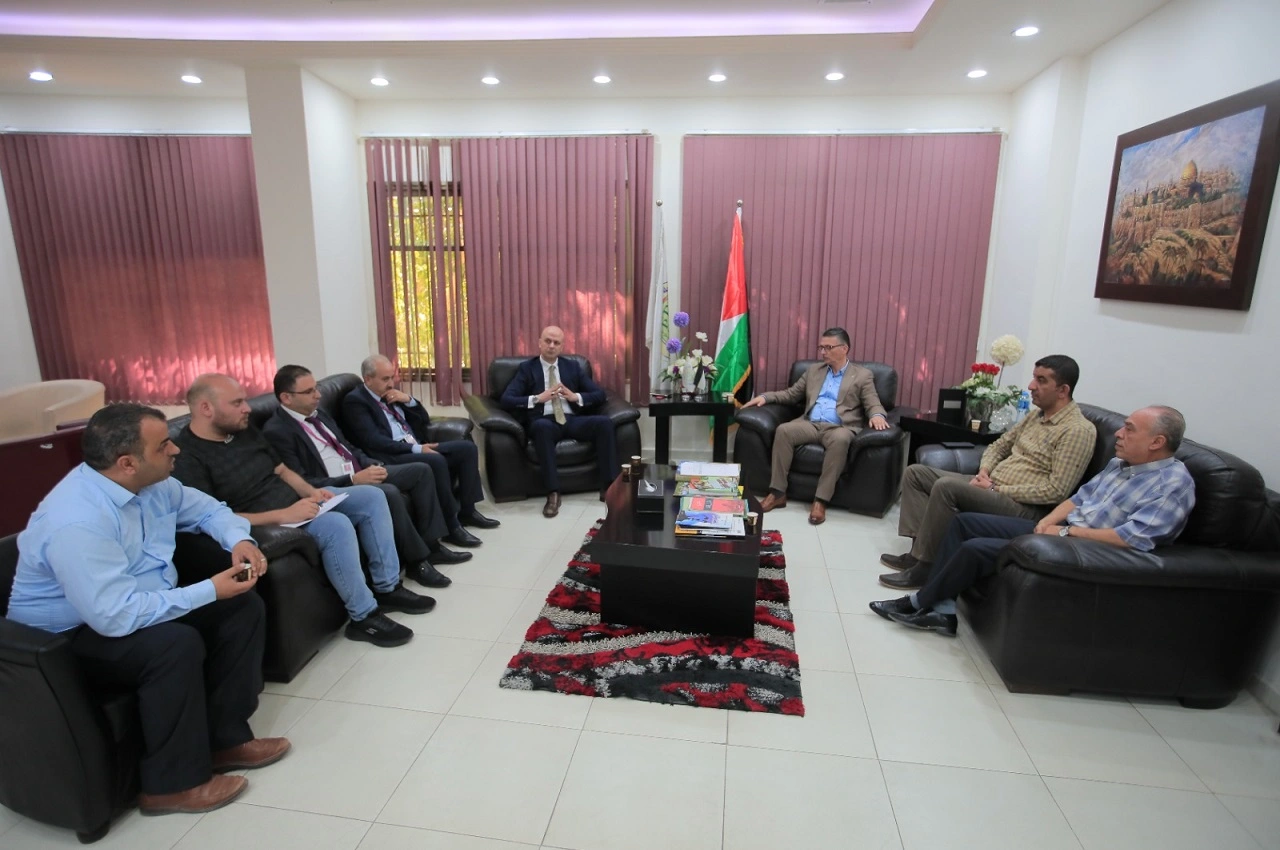 جامعة خضوري تستقبل وفداً من بنك فلسطين لتعزيز الشراكة وبحث سبل التعاون