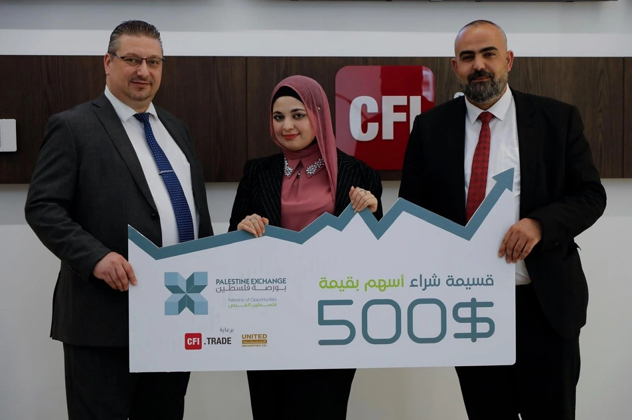 الطالبة رؤى أمين جيوسي تفوز بإحدى جوائز بورصة فلسطين للأبحاث القصيرة