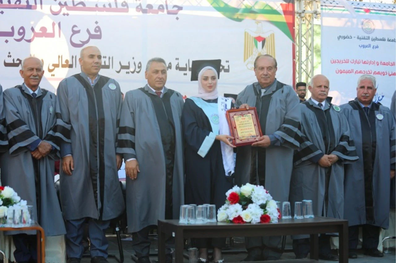 جامعة خضوري تحتفل بتخريج طلبة فرعها في العروب 