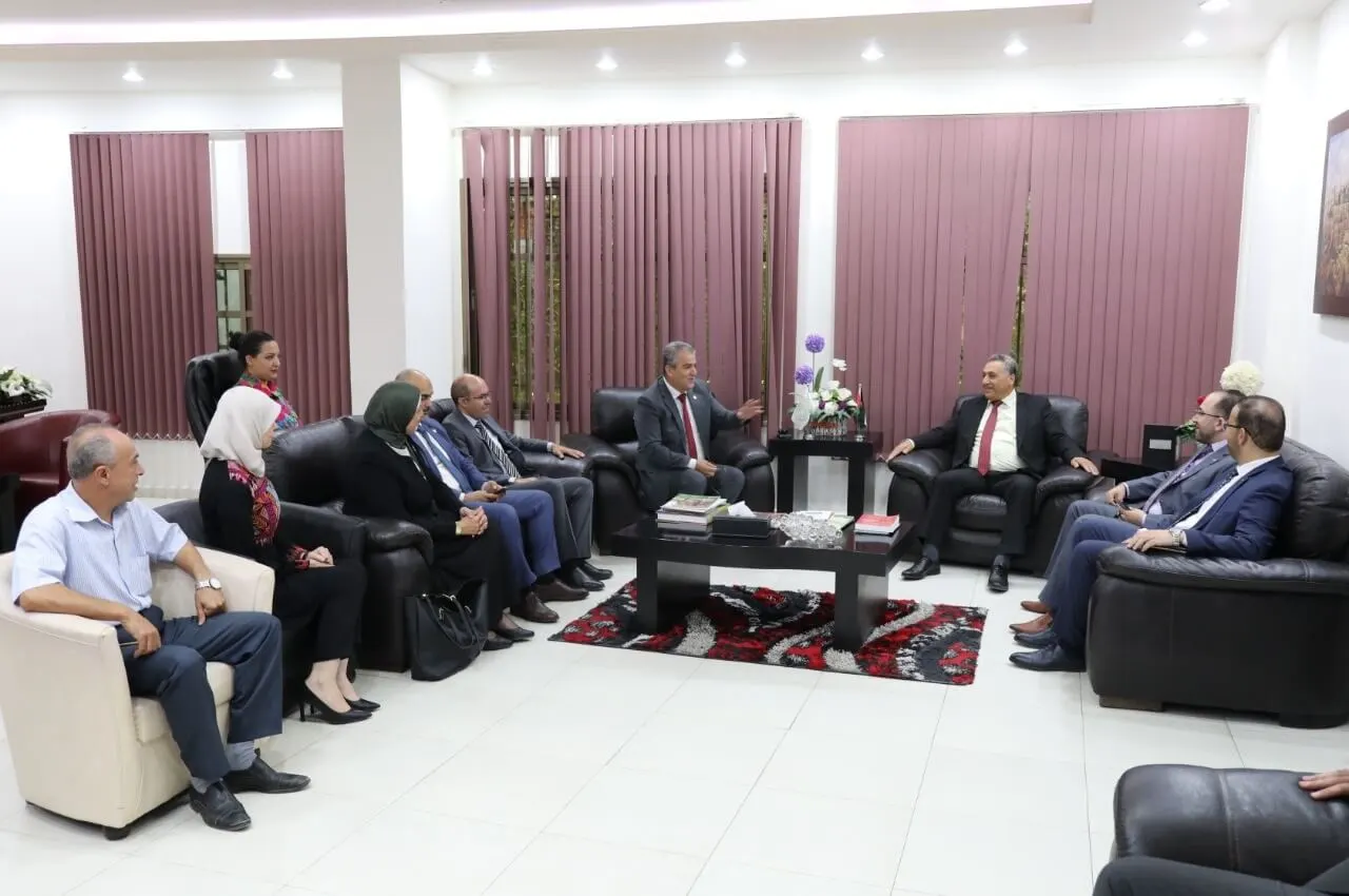 خضوري والبنك الإسلامي الفلسطيني يبحثان تعزيز التعاون المشترك